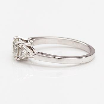 A 14K white gold ring with diamonds ca. 1.31 ct in total. AIG certificate.