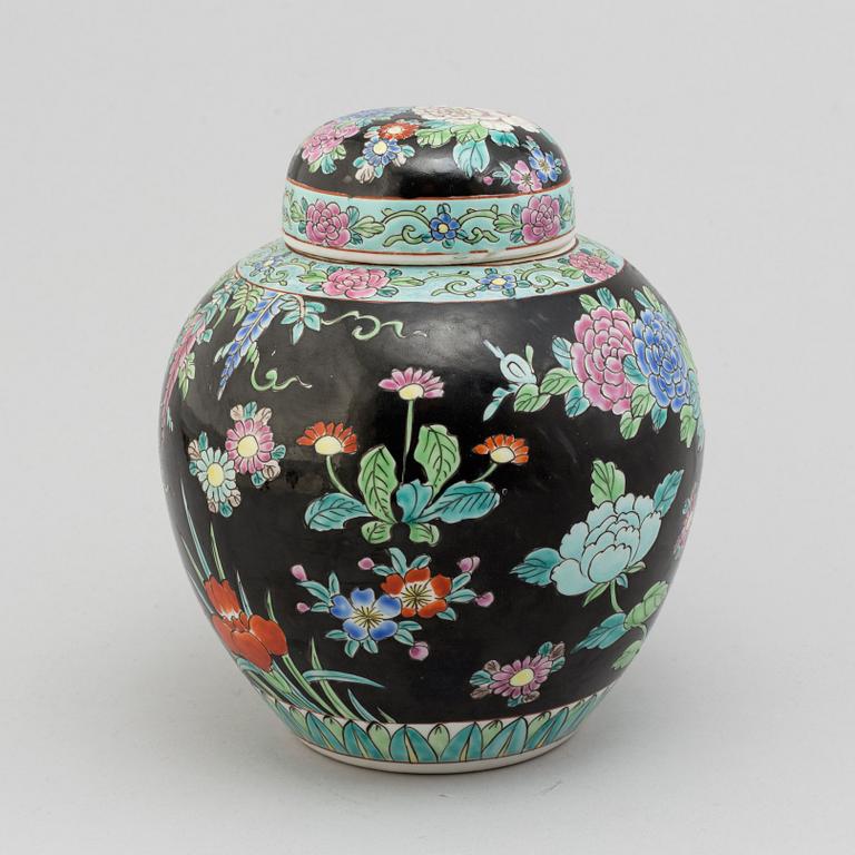 A 20th century Chinese lidded  porcelain urn. Modern.