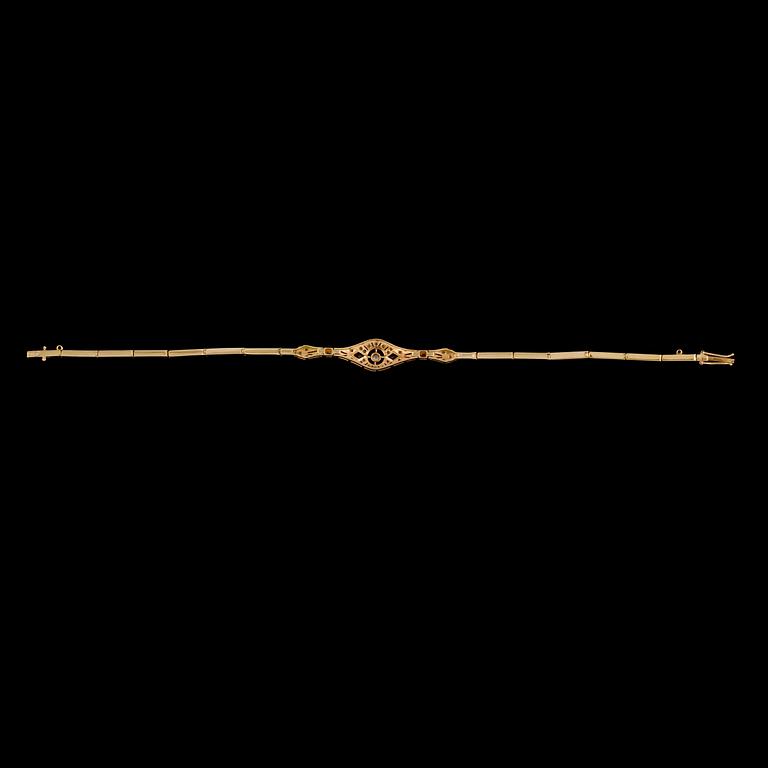 ARMBAND, 18k guld, fasettslipad diamant ca 0.08 ct, 2 blå safirer samt rosenstenar, 1900-talets första hälft. Vikt 8 g.