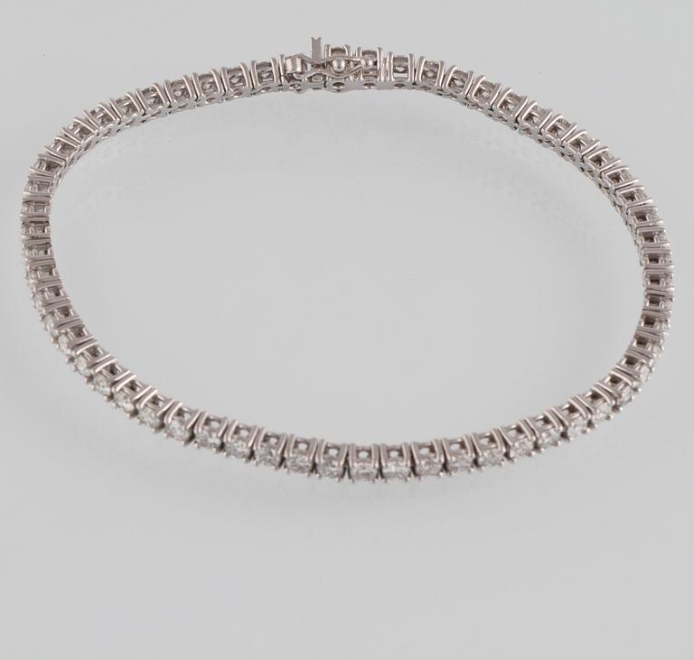 ARMBAND, 18K vitguld med briljantslipade diamanter ca 4.60 ct. Vikt 12,2 gram.