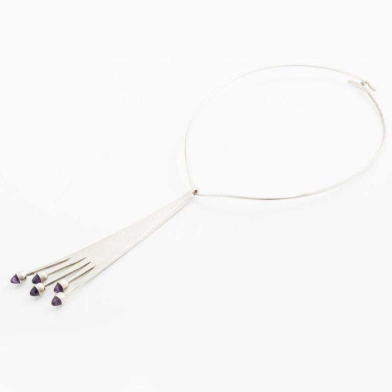 Anni & Bent Knudsen, collier, silver med cabochonslipade ametister, Danmark ca 1960-tal.