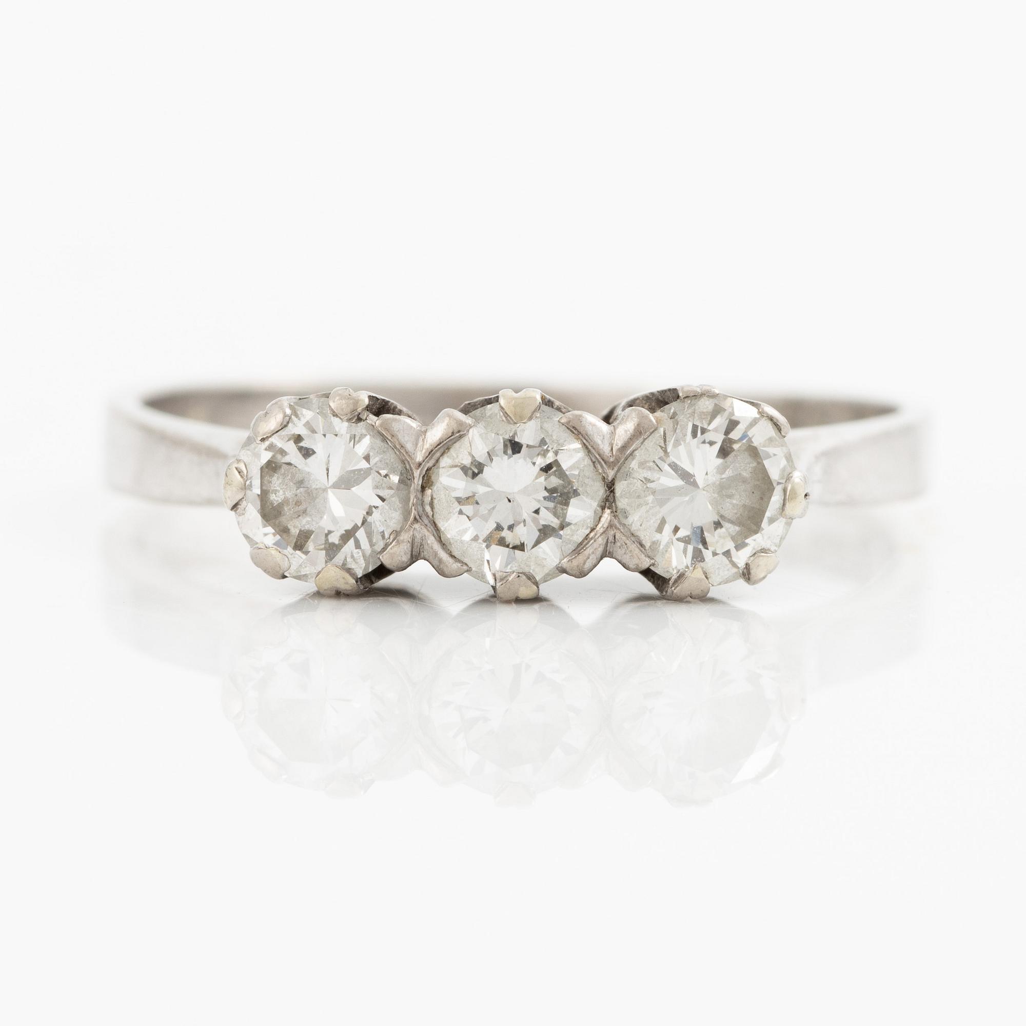 Ring, 18K white gold with three brilliant-cut diamonds totalling 0.92 ct.