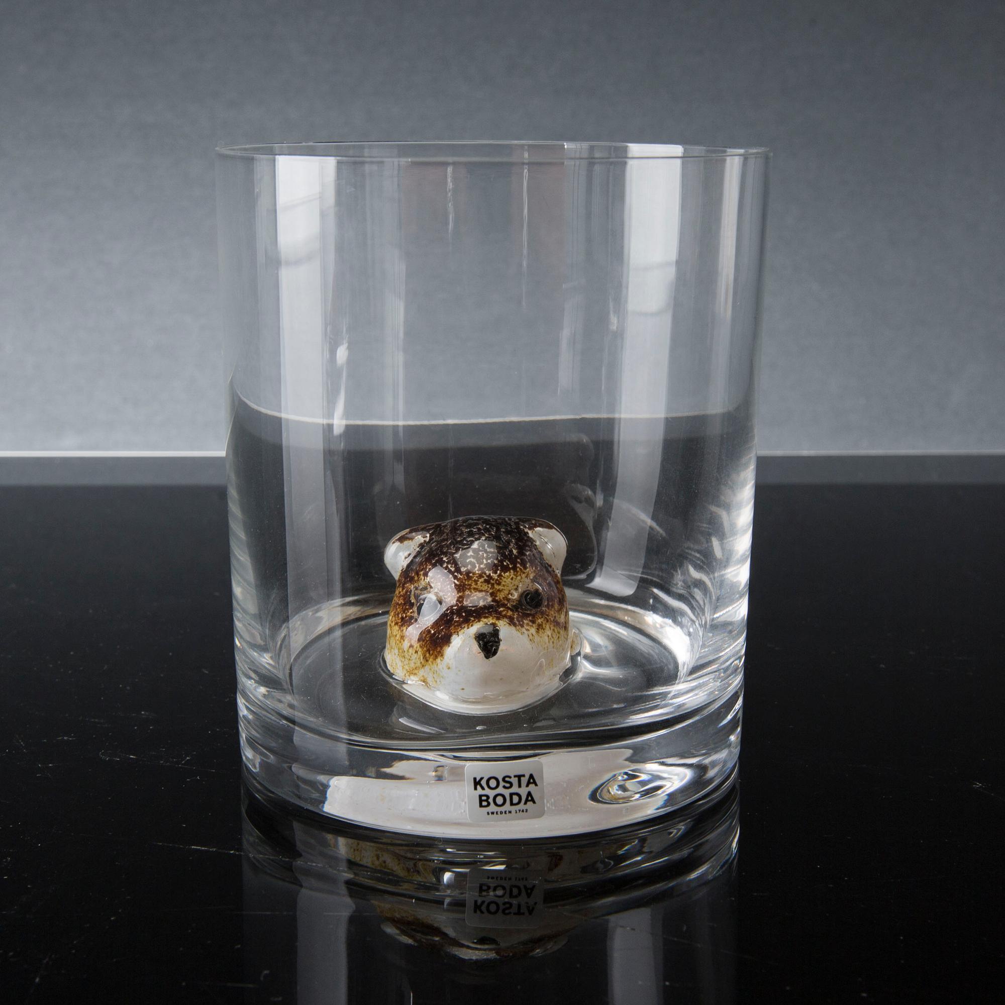 ERNST BILLGREN - FYRA GLAS samt VAS, "New Friends", för Kosta Boda, 2000-tal.