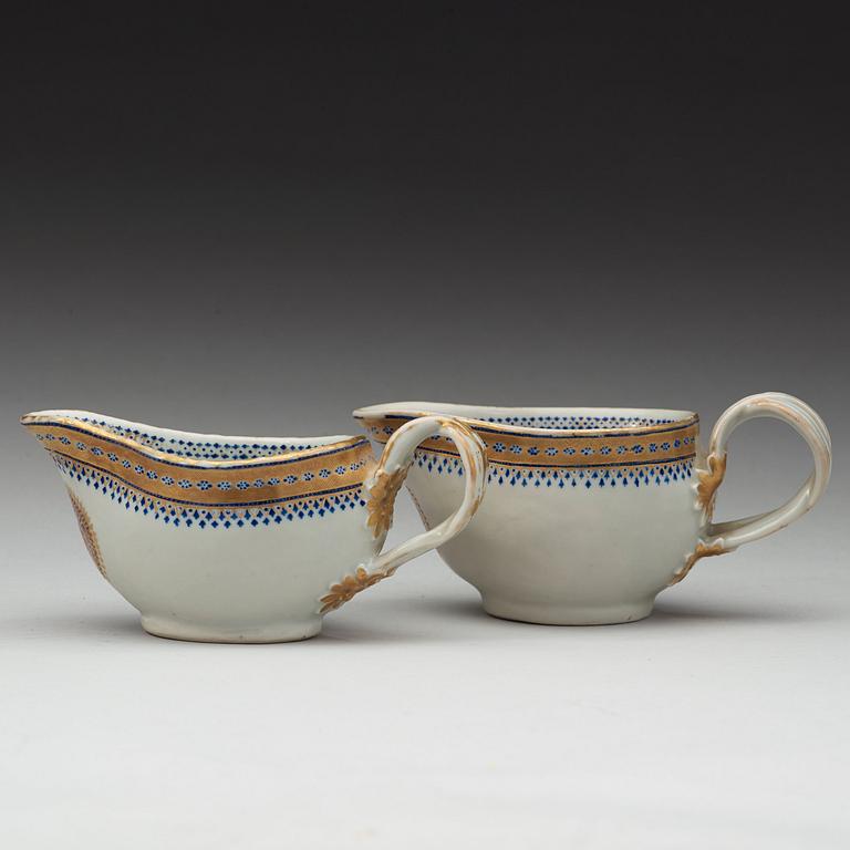 A pair of export sauce boats, Qing dynasty, Jiaqing (1796-1820).