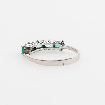 RING, 18K vitguld med smaragder.