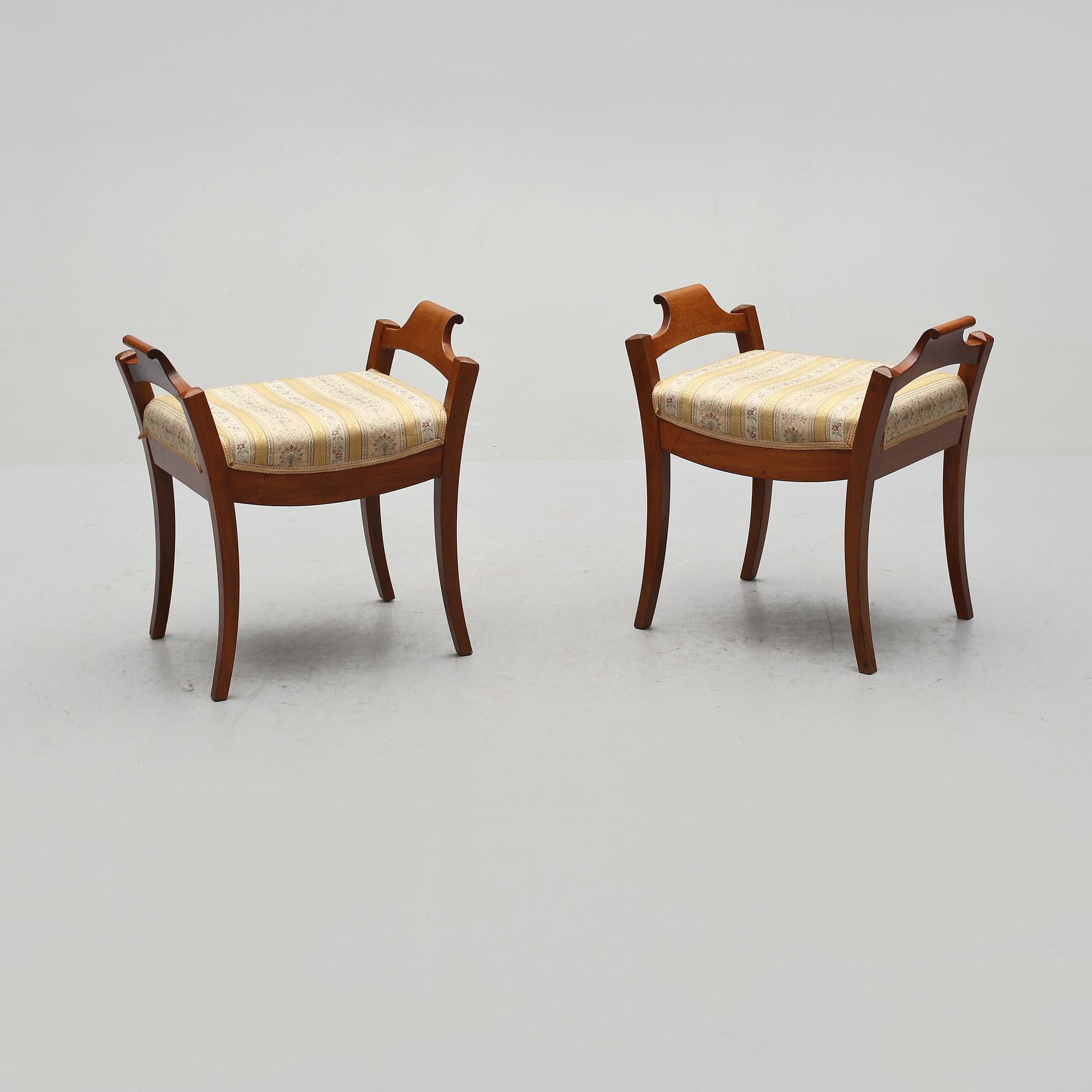 TABURETTER, ett par, Karl Johan-stil, omkring sekelskiftet 1900.