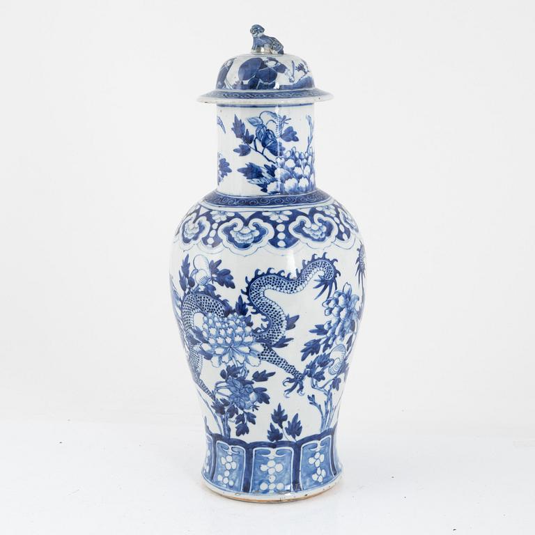 A blue and white 'dragon' vase with cover, late Qing dynasty / around 1900.