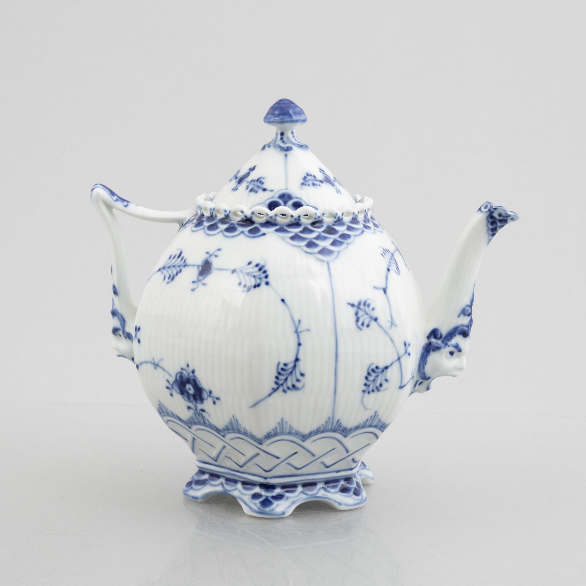 Tekanna, porslin, Royal Copenhagen, "Musselmalet helblond", modell 1118, 1967.