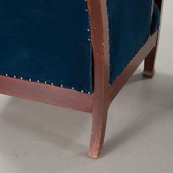 A pair of jugend armchairs from the early 20th century.