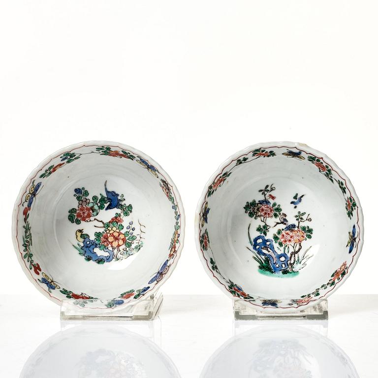 A pair of large famille verte cups with saucers, Qing dynasty, Kangxi (1662-1722).