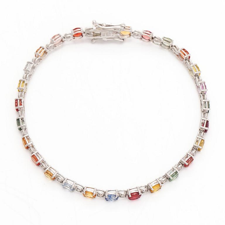 Rannekoru, 18K valkokultaa, monivärisillä safiireilla ja timanteilla.
