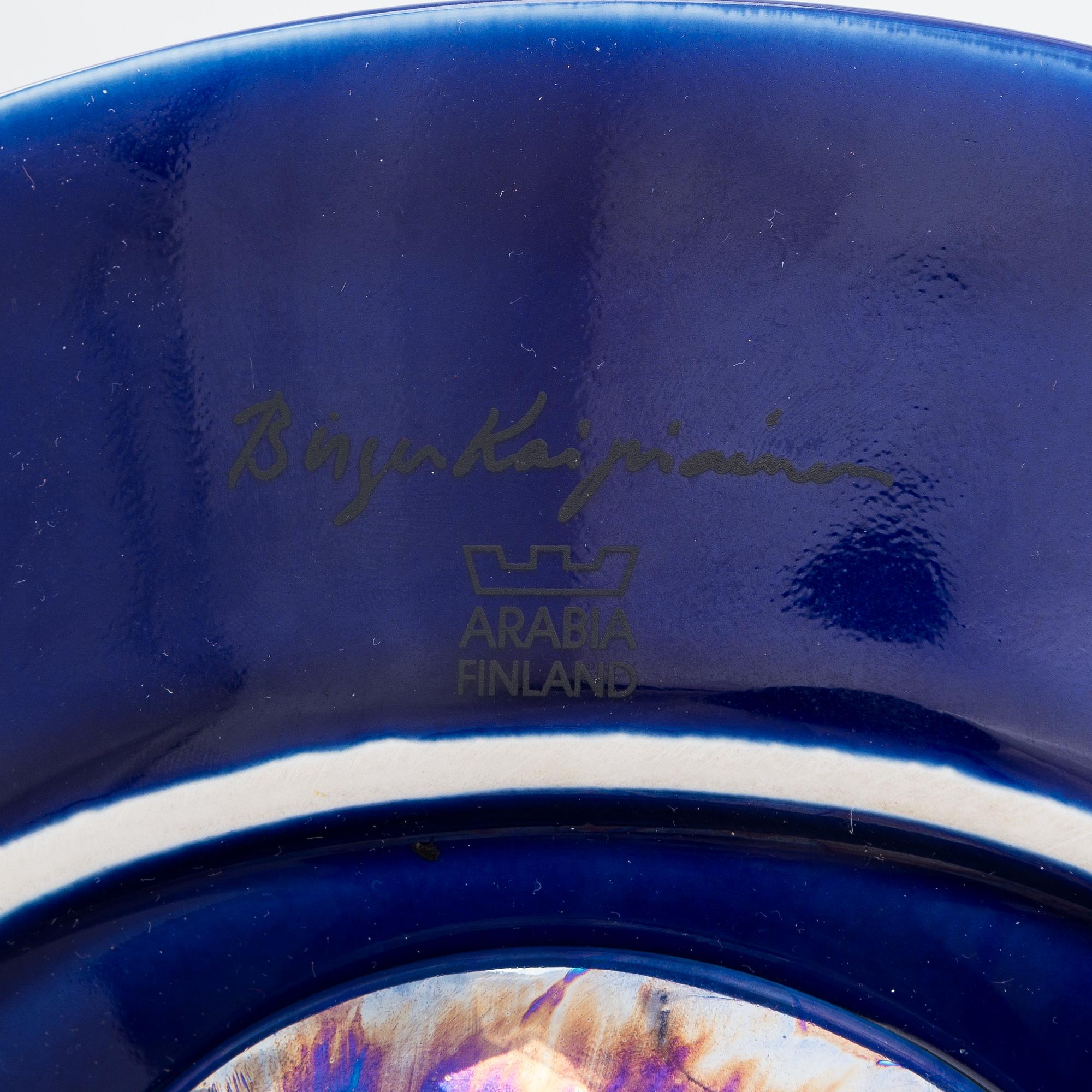 Birger Kaipiainen, A footed ceramic plate. Signed Birger Kaipiainen, Arabia Finland.