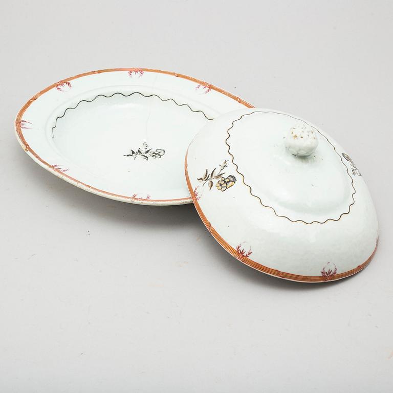 A famille rose and grisaille serving dish with cover. Qing dynasty, Jiaqing.