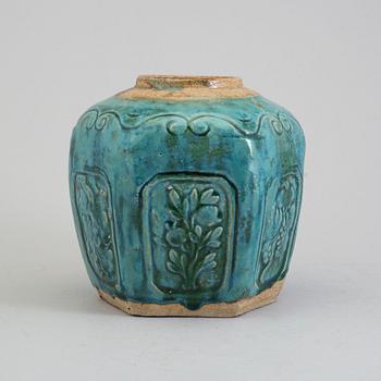 A ceramic jar, Qing dynasty, 19th century.