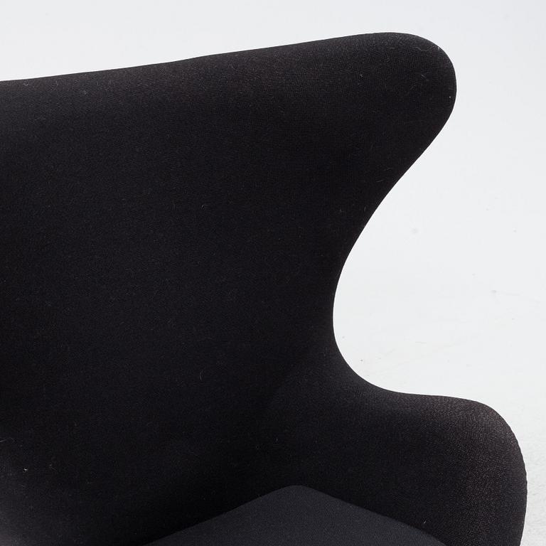 An 'Egg chair' by Arne Jacobsen, for Fritz Hansen dated 2001.