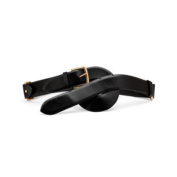 579. MARC JACOBS, a black leather belt with gold colored hardwear.