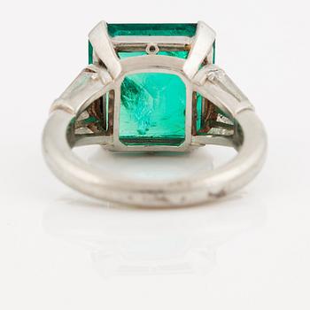 RING, med colombiansk smaragd ca 7.20 ct samt trapetsslipade diamanter cirka 1.50 ct.