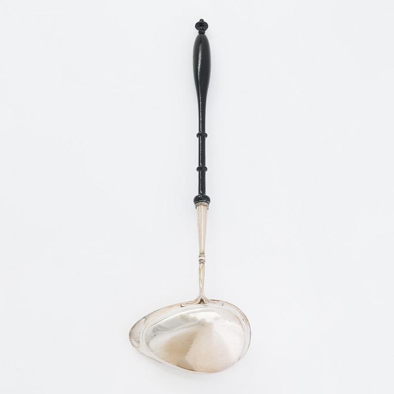 Wilhelm Fahlström, soppslev, silver, Helsingfors 1818-28 och Hjalmar Fagerroos' sockerskål, silver, Helsingfors 1909.