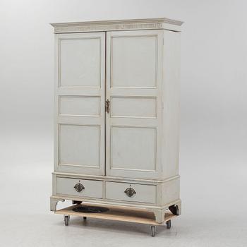 A cabinet, around the year 1900.