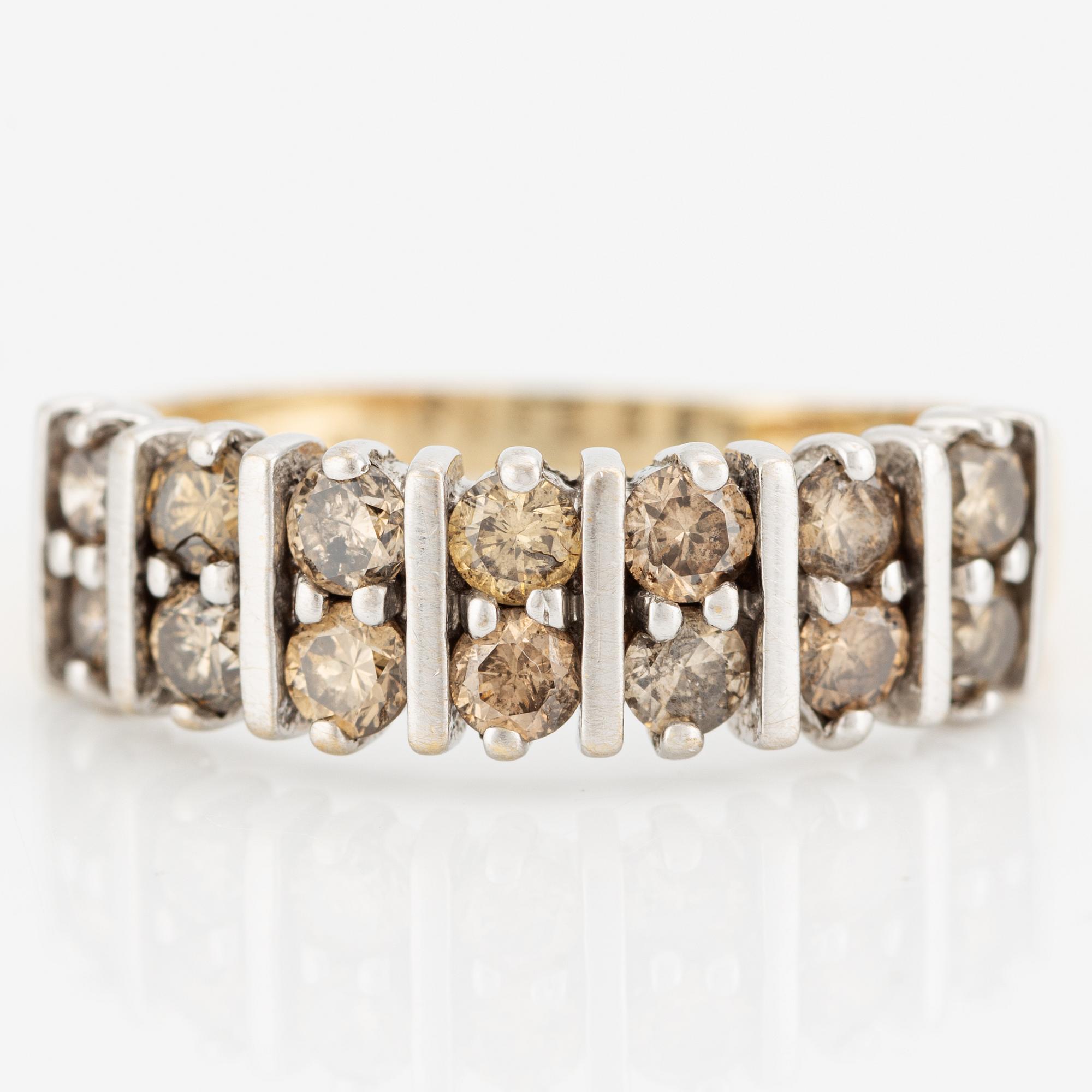 Ring  tvåradig med gula briljantslipade diamanter.