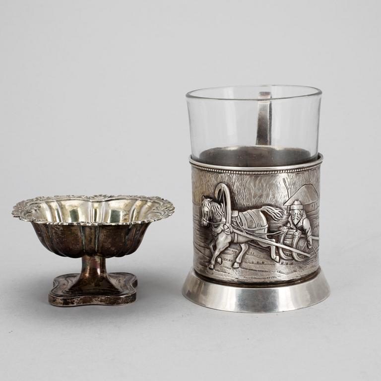 SKÅL samt TEGLASHÅLLARE, silver, Moskva, Ryssland, 1839 resp 1890. Total vikt utan glas: 220 gram.