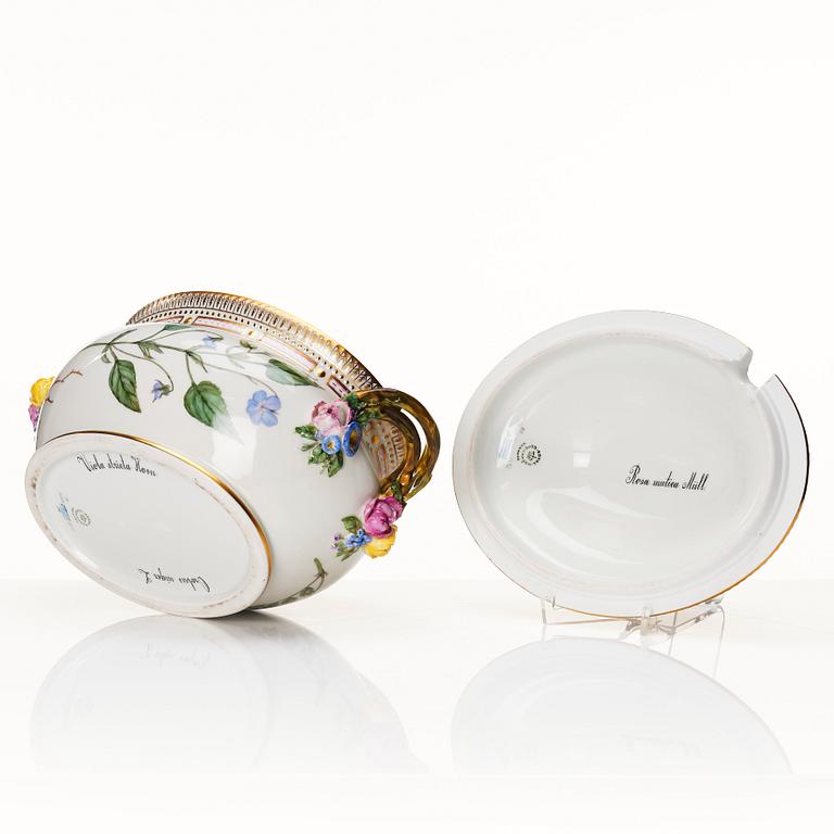Terrin med lock, porslin. Royal Copenhagen, "Flora Danica", Danmark, 1900-tal.