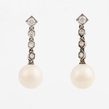 Örhängen 18K vitguld med pärlor och briljantslipade diamanter, troligen 1900-talets första hälft.