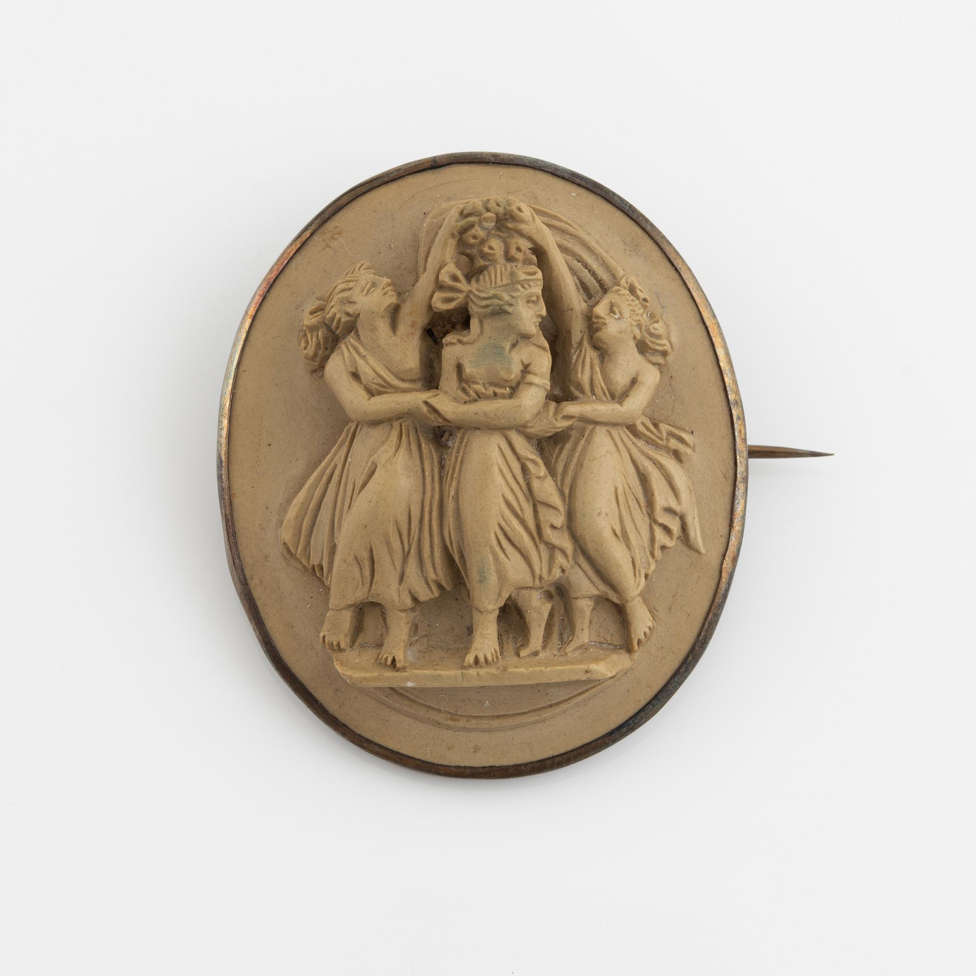 Armband och brosch med lavacaméer.