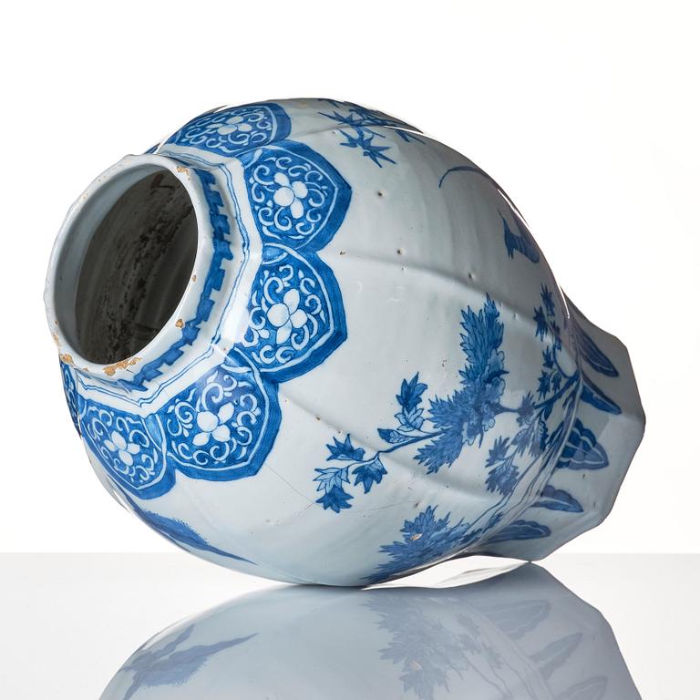 A Dutch faience jar, 18th century.