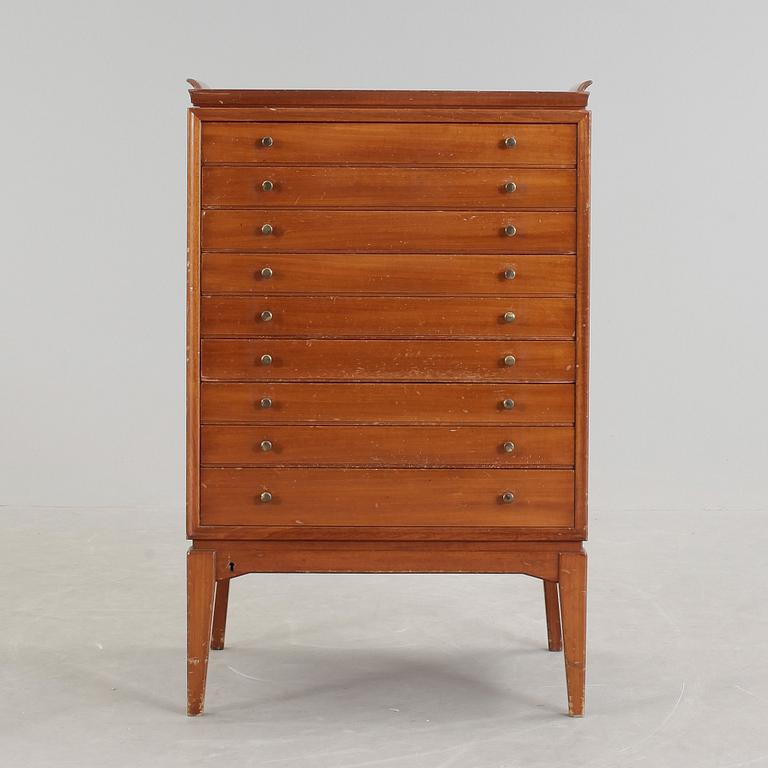 SCHATULL MED SILVERBESTICK, 158 + 3, bland annat JMJ, Göteborg, 1900-talets första hälft. Vikt ca 4576 gram.