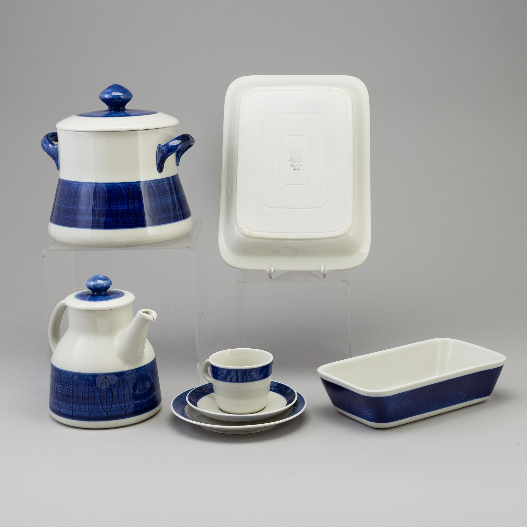 HERTHA BENGTSSON, servisdelar, 24 delar porslin, "Koka blå", Rörstrand, i produktion 1956-1988.