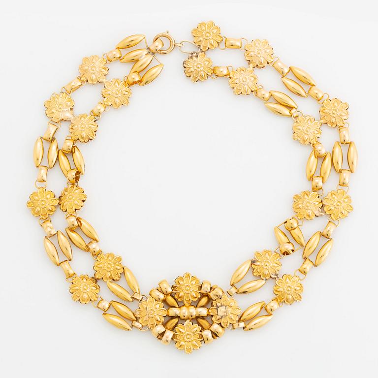 A necklace and a pair of earrings in 18K gold.