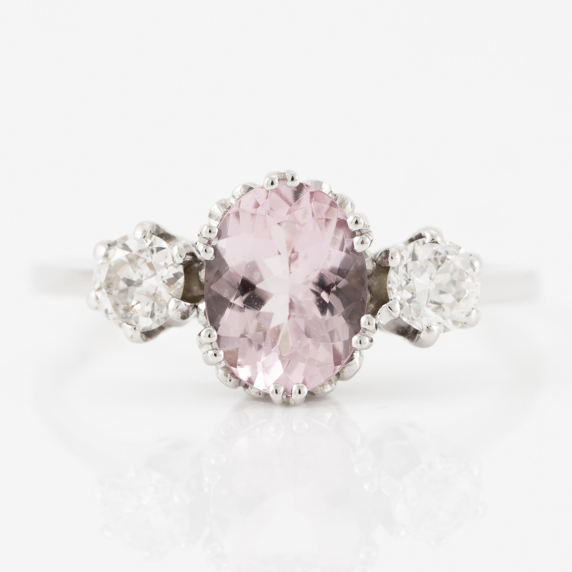 Ring 18K vitguld med morganit och briljantslipade diamanter.