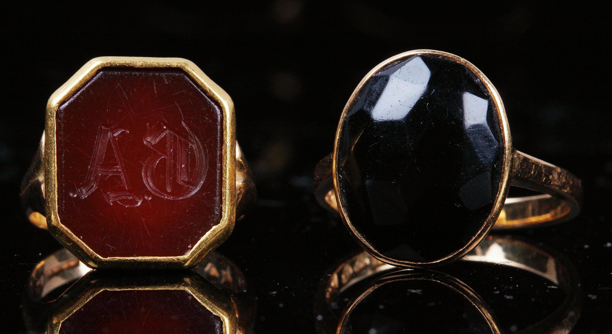 RINGAR, 2 st, 18 K guld samt karneol och svart onyx, 1921-64. Ca 12 g.