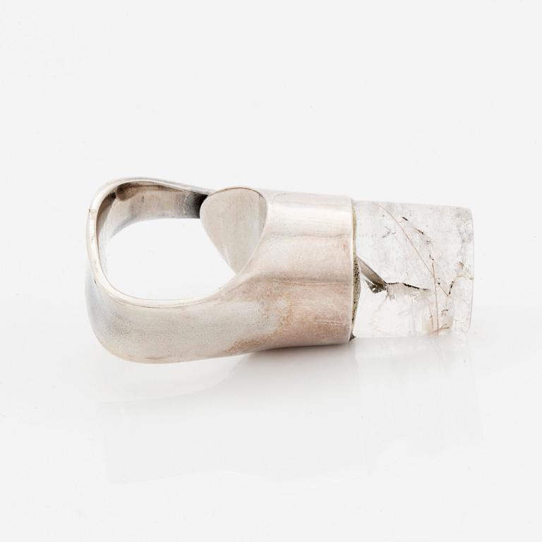 Vivianna Torun Bülow-Hübe, ring, Georg Jensen, Köpenhamn 1945-77, designnr 151, sterling med rutilkvarts.