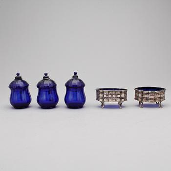 CREMEKOPPAR MED LOCK, 3 st samt SALTKAR, ett par. Glas resp pläter och glas. Bl a 1800-tal.