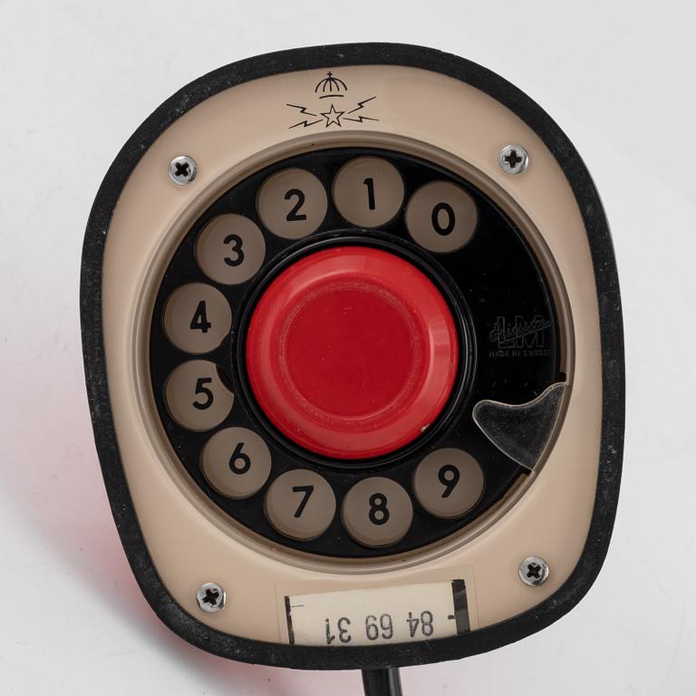 Hugo Blomberg, Ralph Lysell & Gösta Thames, telefoner, 4 st, "Ericofon"/"Kobratelefonen", LM Ericsson, 1950-tal.