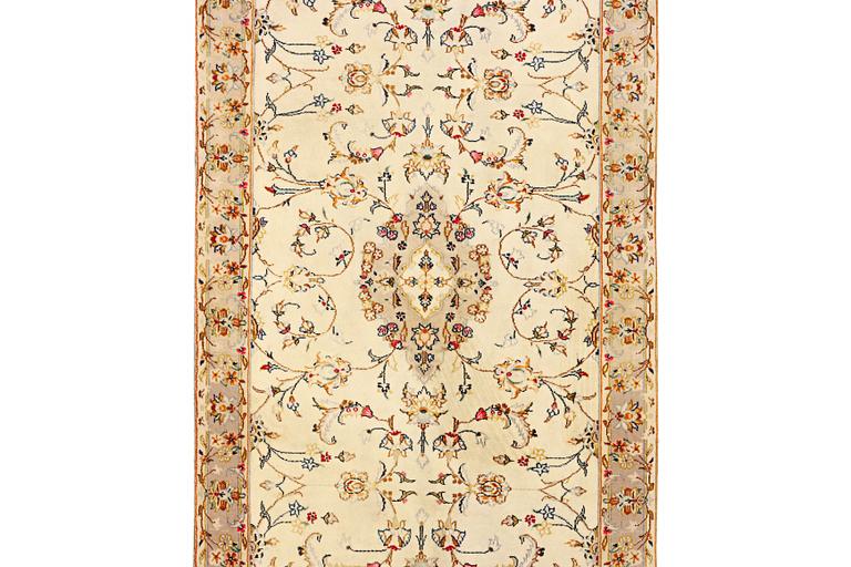 A Kashan runner carpet, c. 385 x 98 cm.