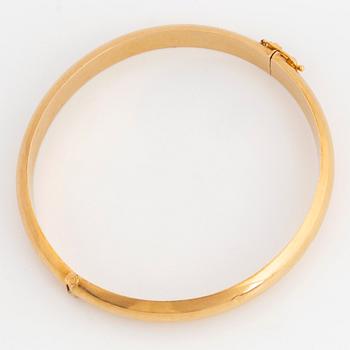 18K gold bangle.