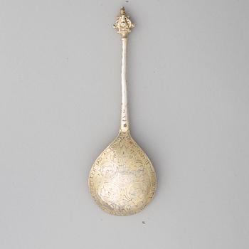 Sked, med dubbel kerubknopp, silver, sannolikt Stockholm omkr 1600, omstämplad av Johan Nützel,1705.