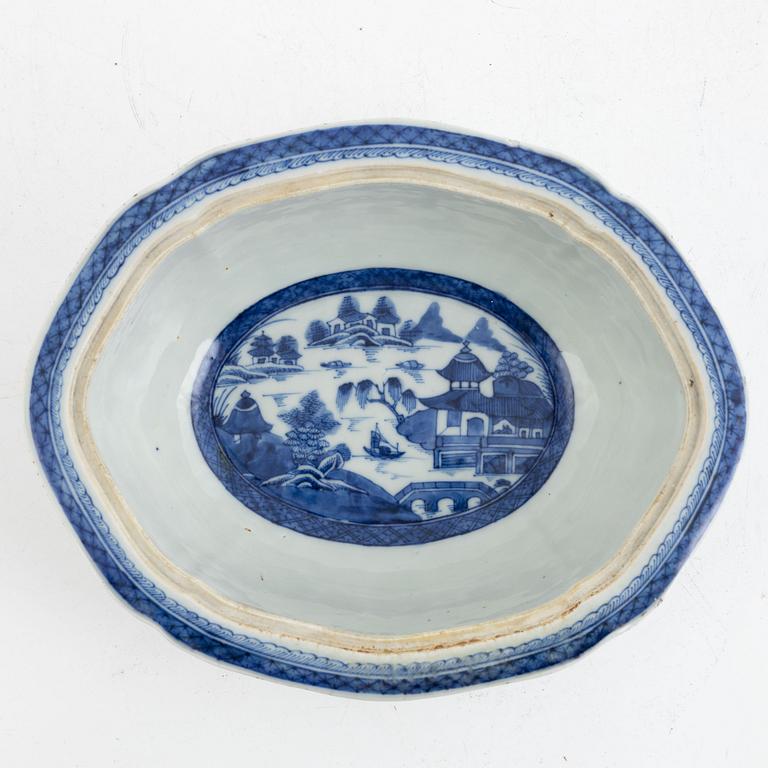 A pair of blue and white covered porcelain dishes, China, Qing dynasty, around 1800.