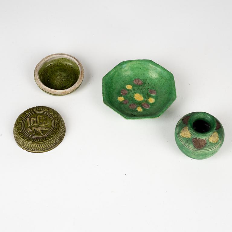 A set with a bisquit box with cover, a jar and a dish, Qing dynasty.