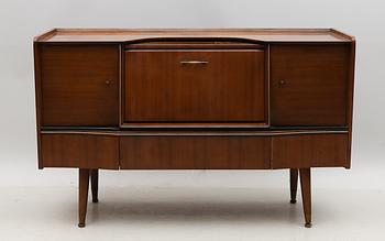 SIDEBOARD, 1900-talets första hälft.