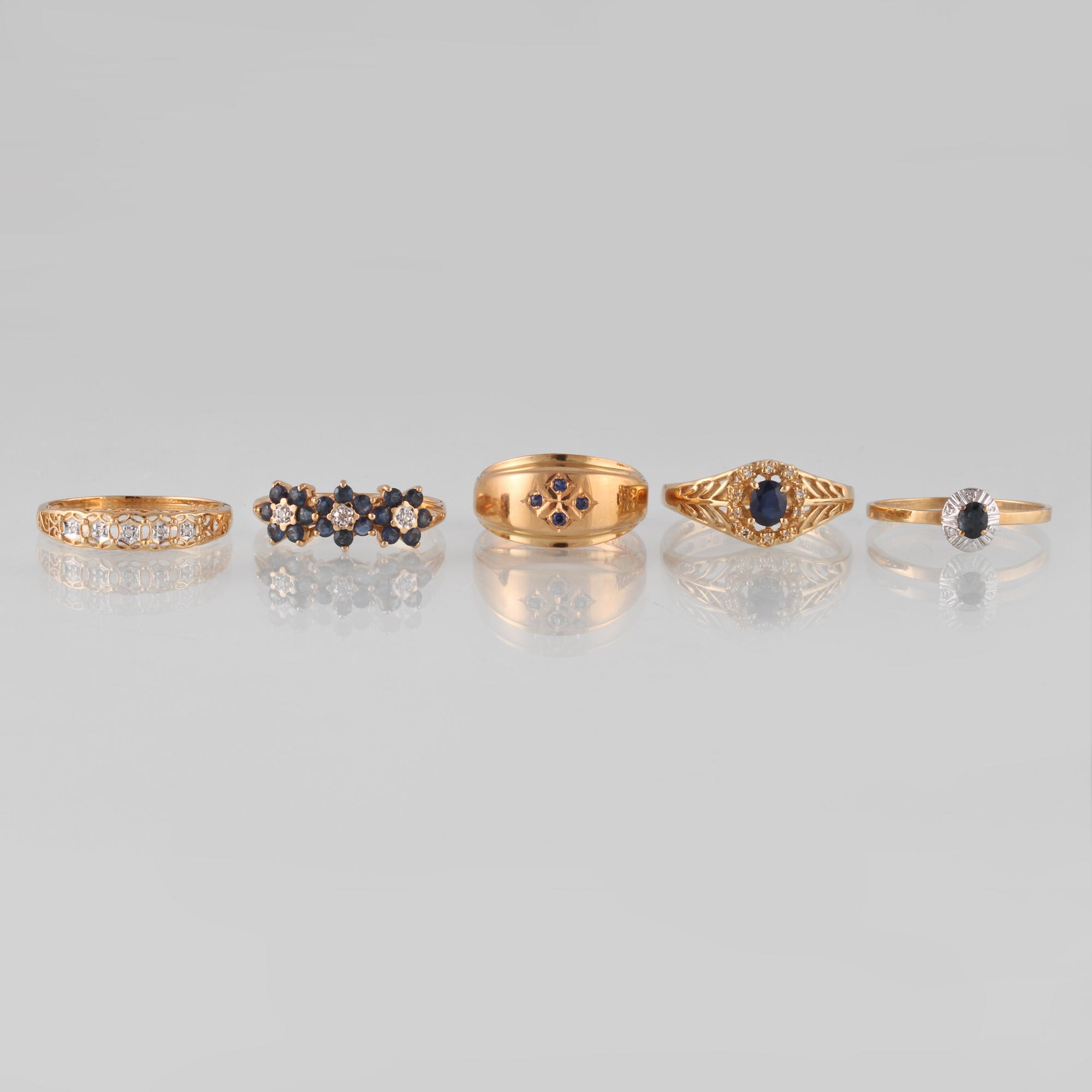 RINGAR, 5 st, 18K guld med åttkantslipde diamanter samt fasettsliapde blå safirer. Vikt 13, 4 gram.