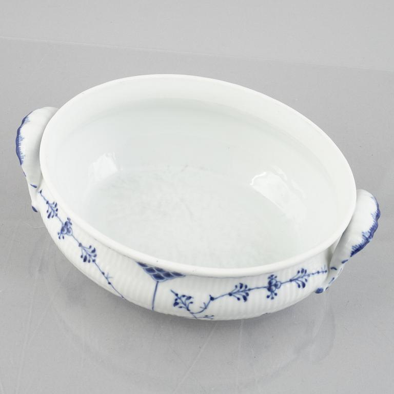 A 'Blue Fluted Half Lace' / 'Musselmalet' porcelain tureen with cover, Royal Copenhagen, model 594, 1898-1923.