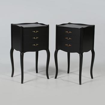 SÄNGBORD, ett par, rokokostil, 1900-talets andra hälft.