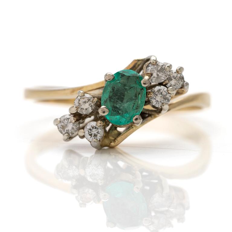 18K gold ring with emerald and diamonds.