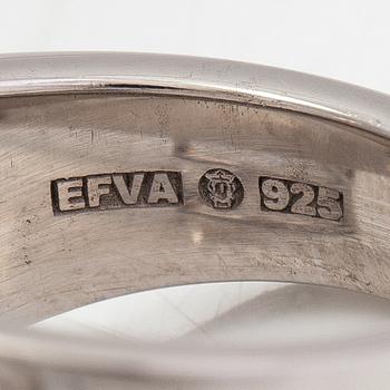 Efva Attling, Sormus "Pyramid & stars", sterlinghopeaa, timantteja n. 0.14 ct yht ja vuorikristalli.