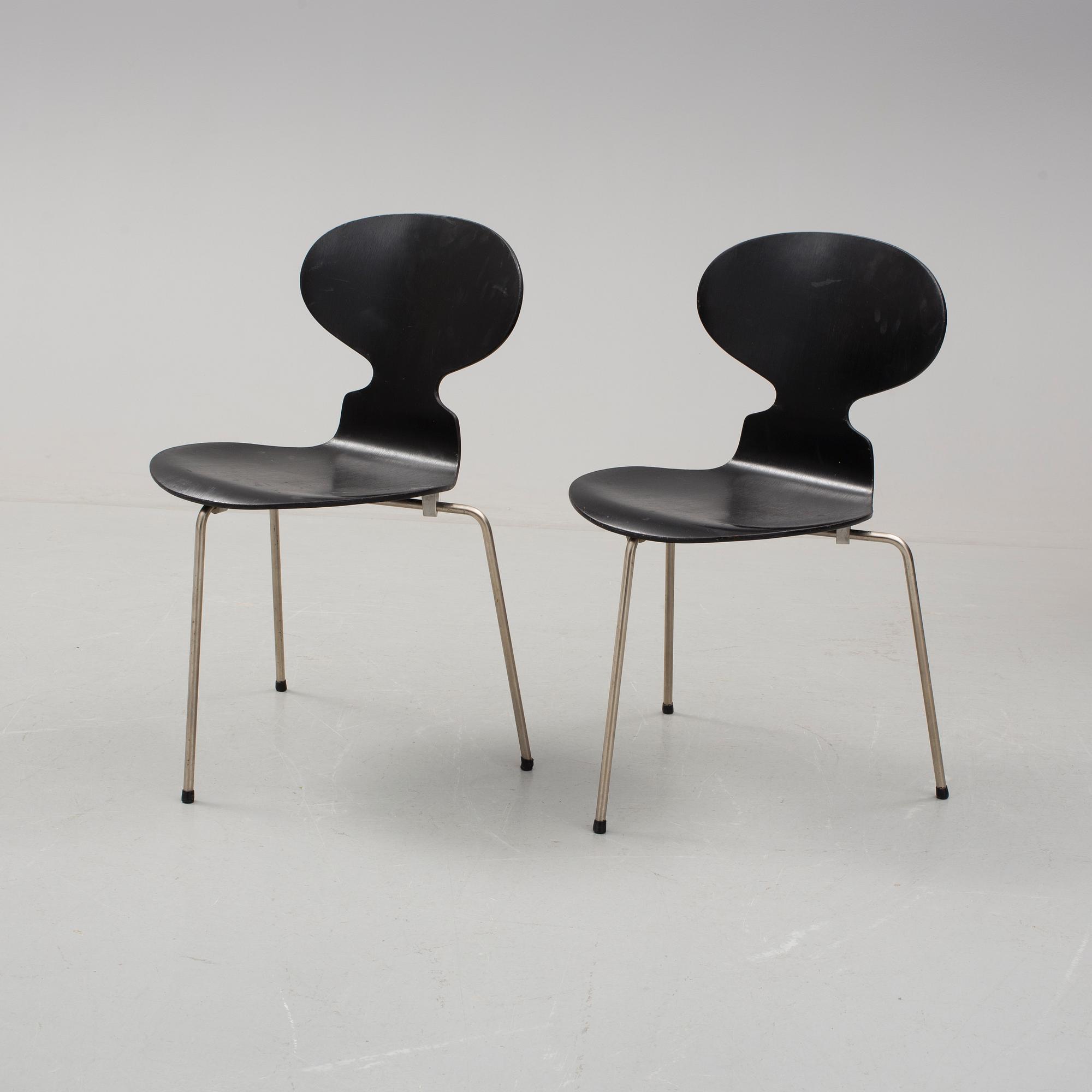 ARNE JACOBSEN, stolar, ett par, "Myran", Fritz Hansen, 1900-talets mitt.