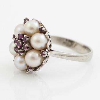 Ring 18K vitguld med pärlor och rubiner.